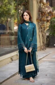 Mushq Luxury Dhanak 3-Piece Suit with Pashmina Shawl – Winter 2025 Exclusive